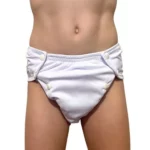 Auf dem Bild trägt jemand eine Stoffwindel, genauer gesagt einen Trainer von Pupus mit dem motiv komplett in weiß